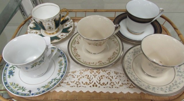 BONE CHINA CUP AND SAUCERS SETS 5 SETS, TUSCAN, LENOX,: 5 SETS, TUSCAN, LENOX, NORITAKE AND MORE