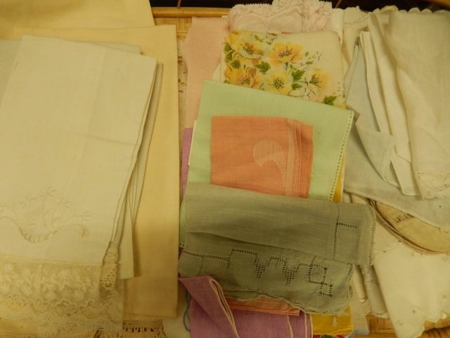 GROUP OF LADIES HANKIES: GROUP OF LADIES HANKIES
