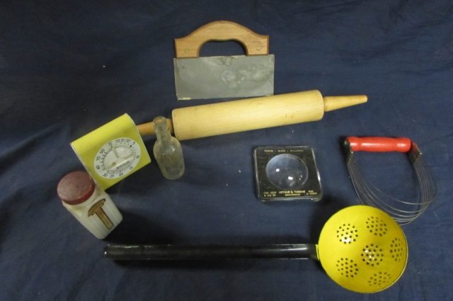 ASSORTED KITCHEN ITEMS TIMER, LARGE SPOON STRAINER, DOE: TIMER, LARGE SPOON STRAINER, DOE ROLLER, & MORE