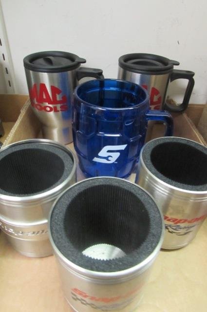 SNAP-ON & MAC TOOLS COFFEE MUGS (6) 2 MATCHING MAC: 2 MATCHING MAC TOLLS COFFEE MUGS, BLUE PLASTIC SNAP-ON CUP, & 3 SNAP-ON BEER CAN COOLERS