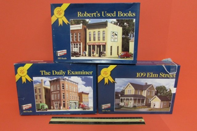 WALTERS TRAIN TOWN BUILDINGS (3) 109 ELM STREET, THE: 109 ELM STREET, THE DAILEY EXAMINER, & ROBERTS USED BOOKS