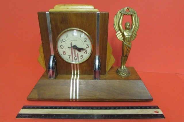 SELF STARTING VINTAGE WOOD DESK CLOCK IN GOOD CONDITON: IN GOOD CONDITON