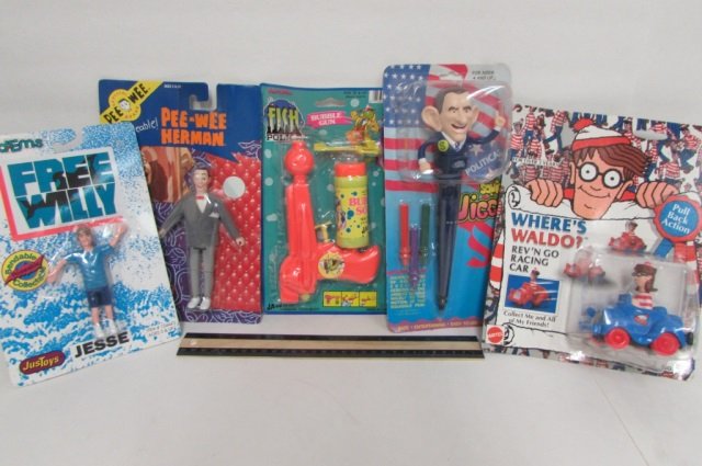5 COLLECTIBLE ACTION FIGURES ALL ARE IN ORIGINAL: ALL ARE IN ORIGINAL PACKAGING, FREE WILLY, FISH POLICEBUBBLE GUN, PEE-WEE HERMAN, SQUIGGLE JIGGLE, & WHERES WALDO REV'N GO RACING CAR
