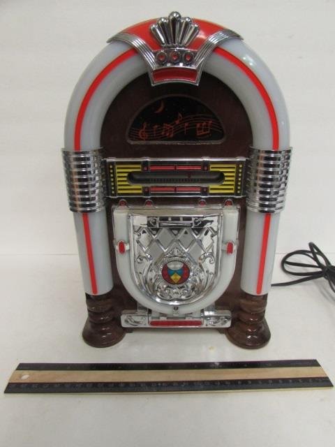 AM/FM RADIO COLLECTORS EDITION RADIO MODEL 6150, IN: MODEL 6150, IN GOOD CONDITION, MADE TO LOOK VINTAGE