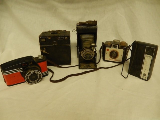 3 VINTAGE CAMERS, GE HANDHELD RADIO & UNKNOWN BOX CLIX: CLIX DE LUXE CAMERA, AGFA PB 20 READY SET CAMERA, GENERAL ELECTRICS HANDHELD RADIO, KODAK BROWNIE HOLIDAY FLASH CAMERA, AND UNKNOWN BOX.