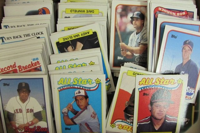 COLLECTIBLE TOPPS BASEBALL CARDS-1990'S AN ASSORTMENT: AN ASSORTMENT OF COLLECTIBLE BASEBALL CARDS FEAUTURING VARIOUS PLAYERS (JOE PRICE, LANCE JOHNSON, CURT FORD, etc.)