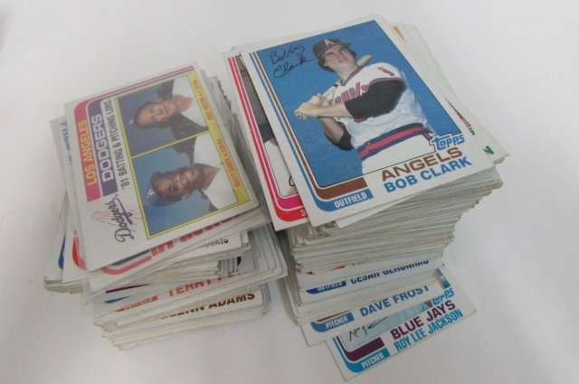 COLLECTIBLE TOPPS BASEBALL CARDS-1990'S AN ASSORTMENT: AN ASSORTMENT OF COLLECTIBLE BASEBALL CARDS FEAUTURING VARIOUS PLAYERS (BOB CLARK, RON GUIDRY, JOHN TUDOR, etc.)