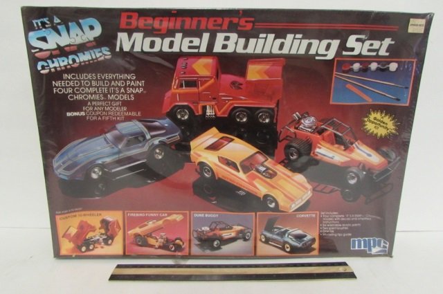 BEGINNERS MODEL BUILDING SET ORIGINAL PACKAGING,: ORIGINAL PACKAGING, INCLUDES EVERYTHING NEEDED TO BUILD AND PAINT FOUR COMPLETE "ITS A SNAP" & "CHROMIES" MODELS