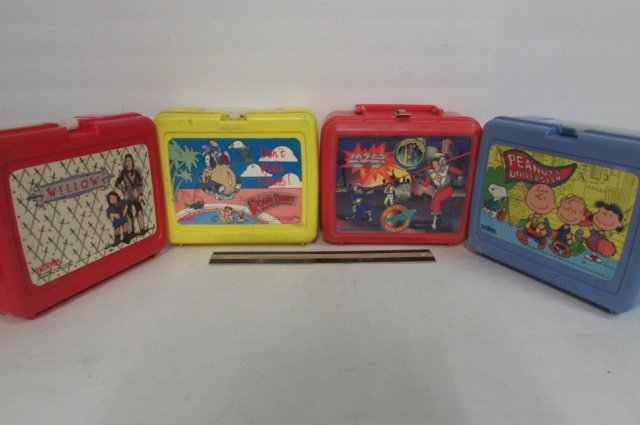 4 VINTAGE PLASTIC LUNCH BOXES 1986 LAZER TAG (INCLUDES: 1986 LAZER TAG (INCLUDES THERMOS), 1950 PEANUTS, W-L-L-O-W, & ROGER RABBIT