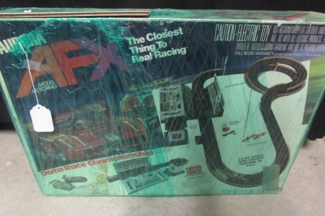 DATA RACE CHAMPIONSHIP HO SCALE RACE SET AURORA AFX: AURORA AFX MODEL MOTORING, 15' OF OVER AND UNDER RACING IN 4X4