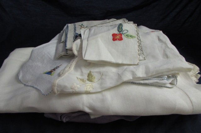 VINTAGE KITCHEN LINEN: VINTAGE KITCHEN LINEN ASSORTED NAPKINS & TABLE CLOTHES