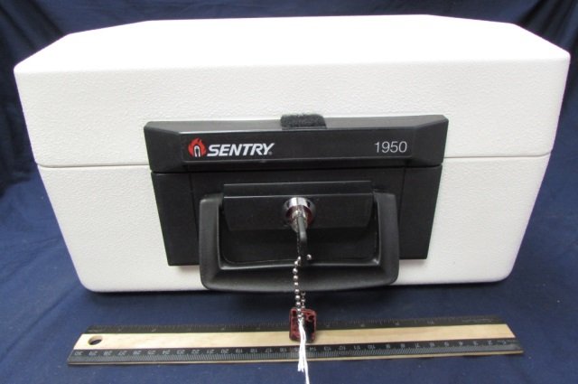 SENTRY PORTABLE SAFE: SENTRY PORTABLE SAFE MODEL 1950, INCLUDES KEY
