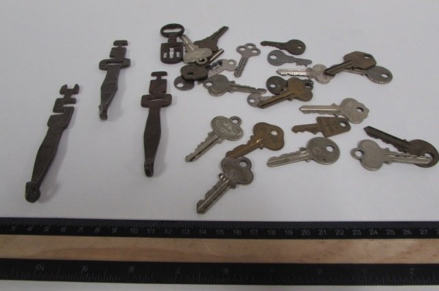 ASIAN LOCK KEYS & OTHER ASSORTED KEYS: ASIAN LOCK KEYS & OTHER ASSORTED KEYS MIXED LOT OF KEYS