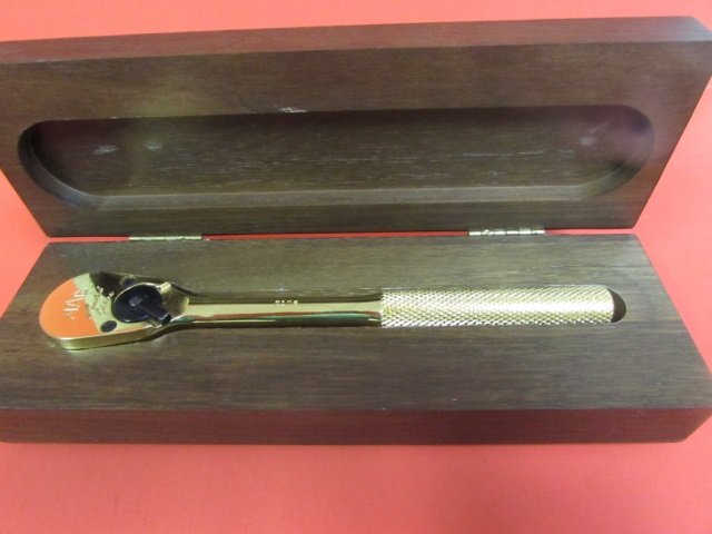 MAC TOOLS 24KT GOLD PLATED RACHET: MAC TOOLS 24KT GOLD PLATED RACHET COMES IN WOOD CASE, RACHET IS 24KT GOLD PLATED