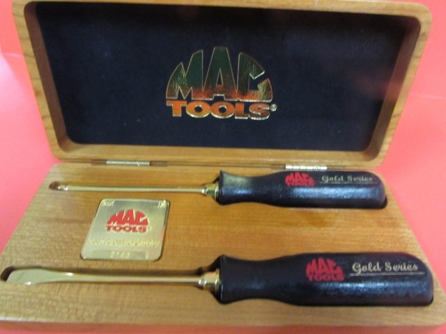 MAC TOOLS 24KT GOLD PLATE SCREW DRIVERS: MAC TOOLS 24KT GOLD PLATE SCREW DRIVERS COMES IN WOOD MAC TOOLS CASE