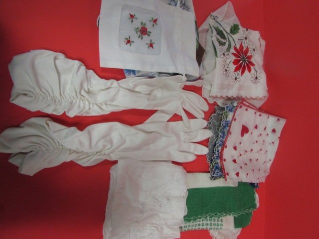 VINTAGE HANKIES COLLECTION (15): VINTAGE HANKIES COLLECTION (15) AND ONE PAIR OF WHITE LADIES GLOVES