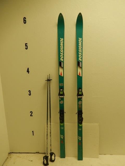 ROSSIGNOL PAIR OF SKIS WITH POLES: ROSSIGNOL PAIR OF SKIS WITH POLES WITH LANGE CANVAS BAG