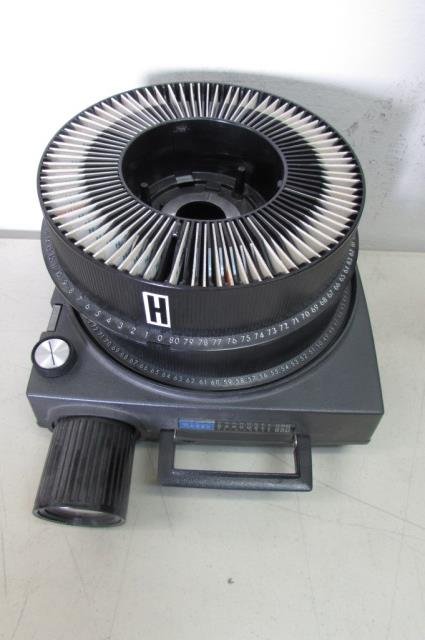 KODAK CAROSEL SLIDE PROJECTOR: KODAK CAROSEL SLIDE PROJECTOR MODEL NO. 850, INCLUDES ONE EXTRA CAROSEL