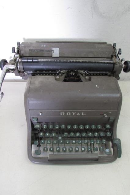 VINTAGE ROYAL MANUAL TYPEWRITER: VINTAGE ROYAL MANUAL TYPEWRITER
