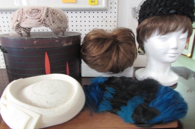 WOMEN'S VINTAGE HATS AND WIGS 4 VINTAGE HATS, 2 WIGS, 1: 4 VINTAGE HATS, 2 WIGS, 1 ROUND HAT BOX, PLUS COMFY GRIP HEADBAND