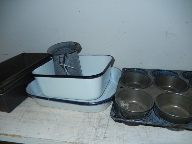 VINTAGE BAKEWARE AND KITCHENWARE ENAMELWARE DISHES &: ENAMELWARE DISHES & MUFFIN TRAYS