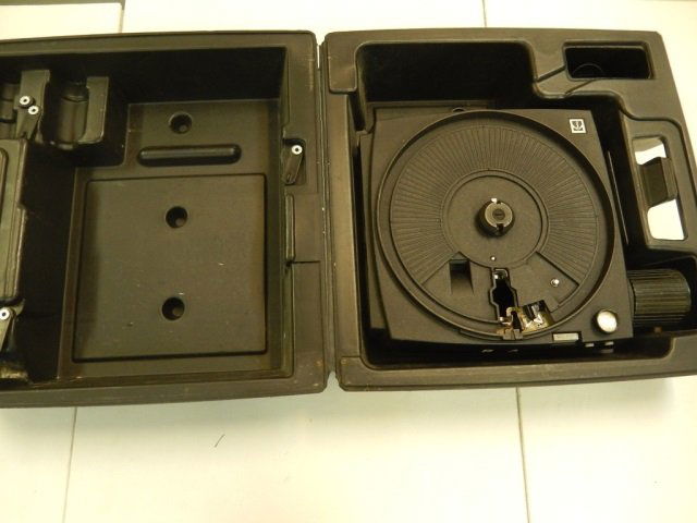 KODAK CAROSEL SLIDE PROJECTOR SLIDE PROJECTOR IN CASE: SLIDE PROJECTOR IN CASE