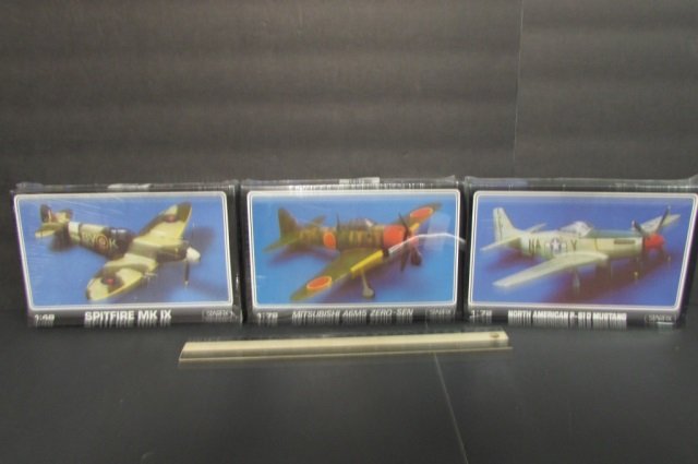 3 VINTAGE PLASTIC AIRCRAFT MODEL KITS ALL ARE IN: ALL ARE IN ORIGINAL PACKAGING, MEFFERICHMITT, MITSUBISHE A6M5 ZERO-SEN, & NORTH AMERICAN P-1D MUSTANG