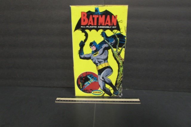 VINTAGE BATMAN MODEL KIT HAS BEEN OPENED BUT ALL PIECES: HAS BEEN OPENED BUT ALL PIECES SEEM TO BE IN THE BOX