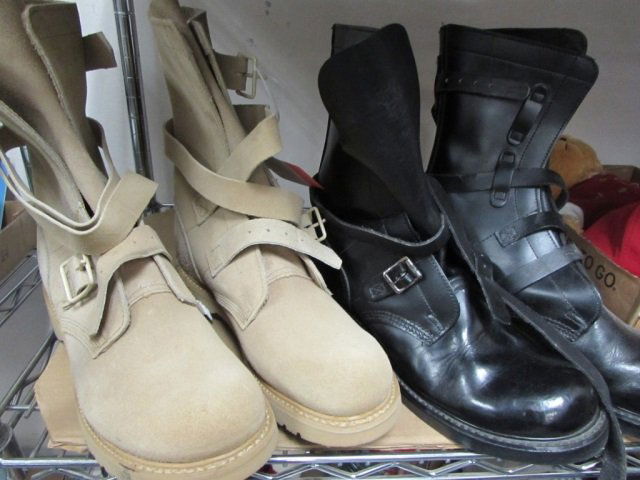 MENS BOOTS 2 PAIR SIZE 10 R BROWN AND BLACK: 2 PAIR SIZE 10 R BROWN AND BLACK