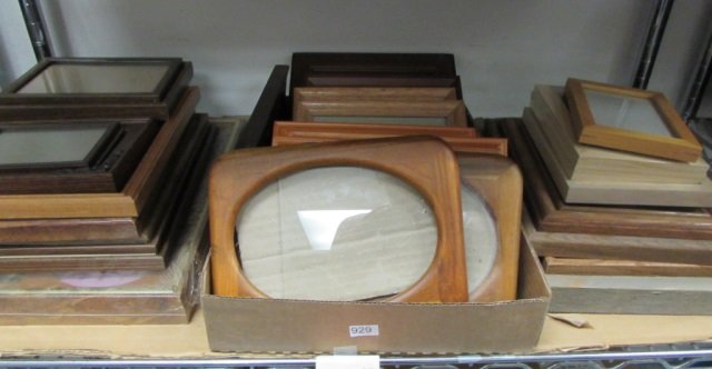 WOOD PICTURE FRAMES (28) ASSORTED WOOD PICTURE FRAMES: ASSORTED WOOD PICTURE FRAMES