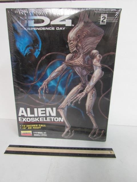 ID4 INDEPENDENCE DAY ALIEN EXOSKELETON MODEL KIT: ORIGINAL PACKAGING, 10" TALL, 1/10 MODEL KIT