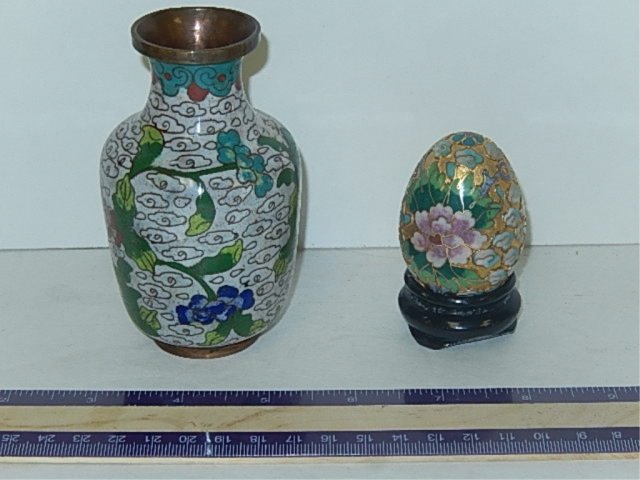 CLOISONNE VASE AND EGG CLOISONEE VASE IS 4" TALL AND: CLOISONEE VASE IS 4" TALL AND EGG SITS IN A WOOD PEDESTAL 2.5" TALL
