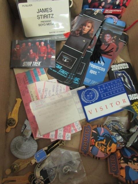 STAR TREK BOOKMARKS KEYCHAINS & PINS BOOKMARKERS: 4 ST: BOOKMARKERS: 4 ST DEEP SPACE NIN, 3 ST, 4 ST THE NEXT GENERATION, 3 KEYCHAINS, 8 PINS: 4 ST KIRK, SPOCK, SCOTTY, UHURA, 3 ST CREST, 1 SPOCK