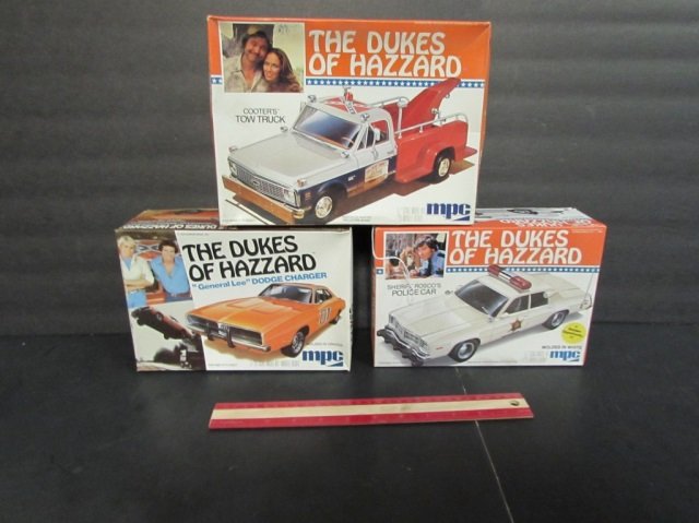 3 VINTAGE PLASTIC CAR MODEL KITS THE DUKES OF HAZZARD:: THE DUKES OF HAZZARD: SHERRIFF ROSCO'S POLICE CAR, GENERAL LEE DODGE CHARGERM & COOTER'S TOW TRUCK