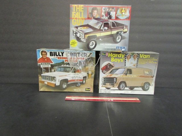 3 VINTAGE PLASTIC CAR MODEL KITS ALL ARE IN ORIGINAL: ALL ARE IN ORIGINAL PACKAGING, HARDY BOYS' VAN, BILLY CARTER REDNECK POWER PICK-UP, & THE FALL GUY GMC PICKUP