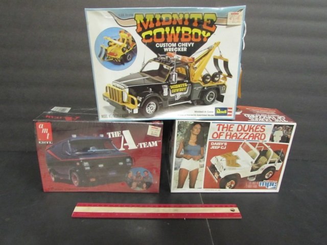 3 VINTAGE PLASTIC CAR MODEL KITS THE A-TEAM, MIDNITE: THE A-TEAM, MIDNITE COWBOY CUSTOM CHEVY WRECKER, & THE DUKES OF HAZZARD DAISEY JEEP