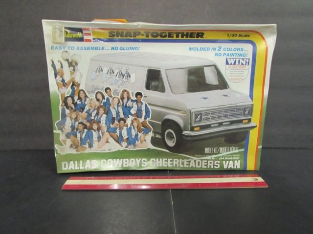 DALLAS COWBOYS CHEERLEADERS VAN MODEL KIT IN ORIGINAL: IN ORIGINAL PACKAGING, SNAP-TOGTHER, 1/20 SCALE