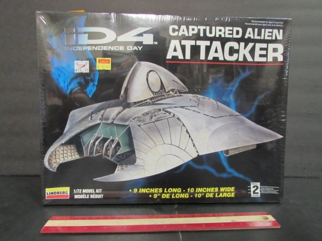 ID4 CAPTURED ALIEN ATTACKER MODEL KIT ORIGINAL: ORIGINAL PACKAGING, 9 INCHES LONG, 10 INCHES WIDE, 1/72 MODEL KIT