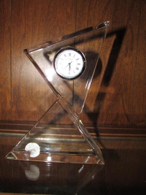 VAL SAINT LAMBERT QUARTZ DESK CLOCK: MODERN CRYSTAL DESK CLOCK. 6.5 INCHES TALL