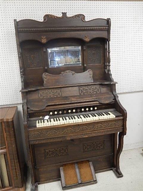W W PUTNAM CO. PUMP ORGAN: VICTORIAN ERA PUMP ORGAN WITH DETAILED RELIEF PANELS, FROM STAUNTON, VA, USA