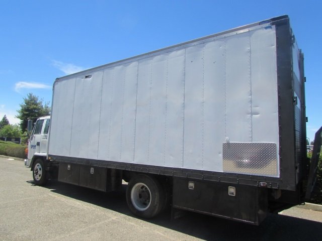 1986 ISUZU BOX TRUCK: WITH LIFT GATE, 63431 MILES, VIN #JALF5AIN6H3567060, ONE BAD TIRE, RUNS GOOD, AIR BRAKES, AM/FM CD PLAYER VHF RADIO, 2 PHONES, 5.8 DIRECT TURBO CHARGE DIESEL, SECURITY SONY MONITOR, SONY DIGITAL AUDIO