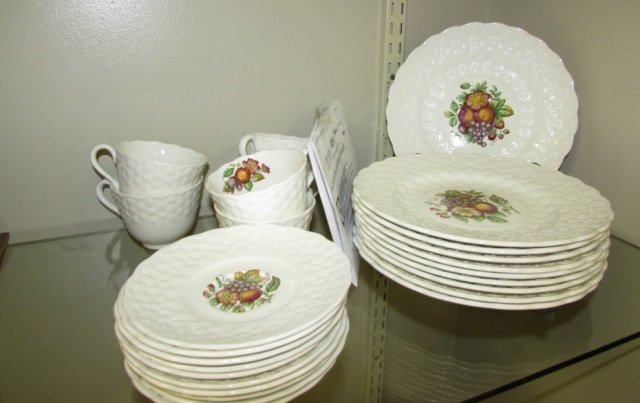ALDEN BY SPODE CHINA DINNERWARE (26): FRUIT CENTERS, DAISY EMBOSSED RIM, TEA AND DESSERT SET - 10 PLATES, 10 SAUCERS AND 6 CUPS GOOD CONDITION