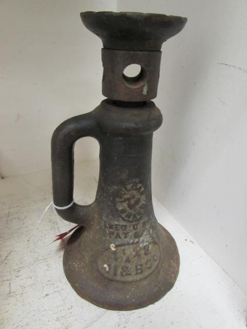 VINTAGE VULCAN BRAND BUILDING SCREW JACK: HEAVY DUTY BUILDING SCREW JACK, MEASURES 10.5 INCHES TALL, HEIGHT SETTINGS ARE ADJUSTABLE, BASE IS 6 INCHES WIDE, GOOD CONDITION