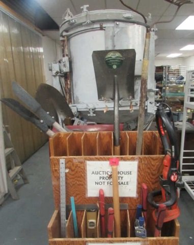 GARDEN TOOLS: SHOVELS, ELECTRIC HEDGEHOG, CLIPPERS, LEVELS, AND MORE. (CAERT NOT INCLUDED)