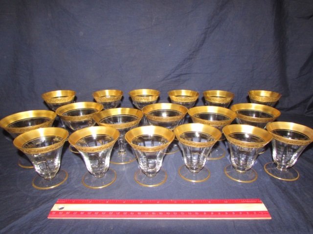 BARWARE GLASSES (18) EIGHTEEN BARWARE GLASSES WITH: EIGHTEEN BARWARE GLASSES WITH ETCHED GOLD TRIM, TALLEST GLASS MEASURES 4.25 INCHES TALL, OTHERS MEASURE 3.5 INCHES AND 3.25 INCHES TALL, GOOD CONDITION.