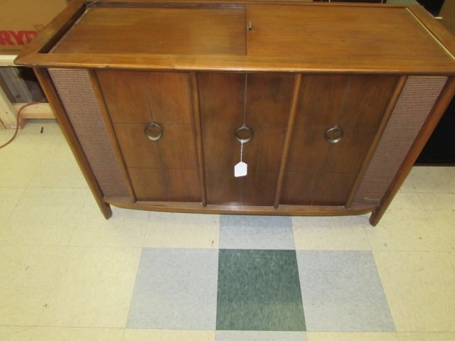 MAGNOVOX STEROPHONIC HIGH FIDELITY CONSOLE RADIO NICE: NICE CONSOLE RADIO/PHONOGRAPH WITH ALBUM HOLDER SECTION. WORKING CONDITION, MID CENTURY CABINET DESIGN.