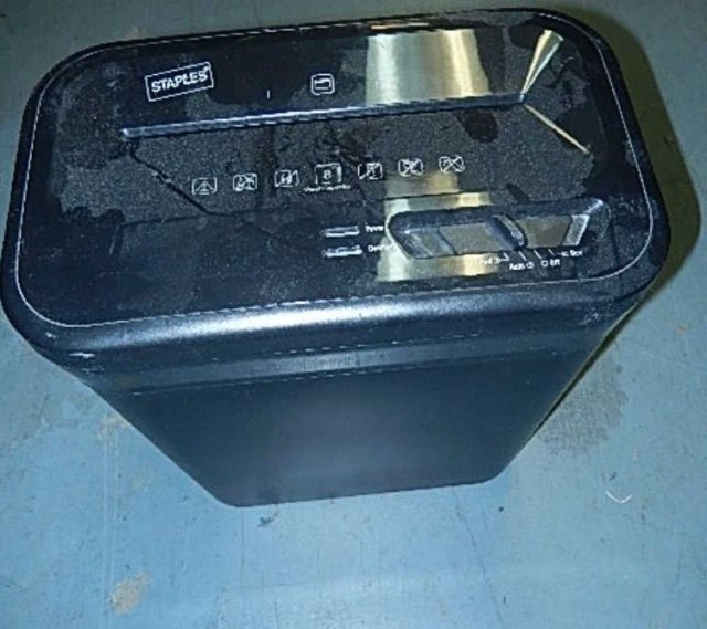 STAPLES PAPER SHREDDER BLACK: BLACK