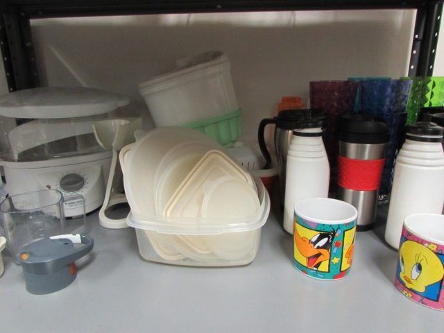 PLASTIC TUMBLERS & KITCHENWARE: FOOD SAVERS, COFFEE TRAVELING MUGS, BLACK AND DECKER FLAVOR SCENTER STEAMER AND MORE