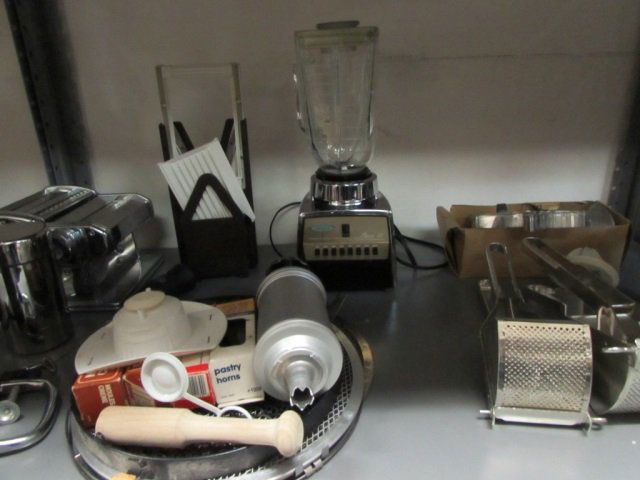 KITCHENWARE ASSORTMENT: INCLUDES OSTERIZER, KITCHEN-AID GRINDER, MASHERS, ATLAS PASTA MAKER AND COFFEE GRINDER