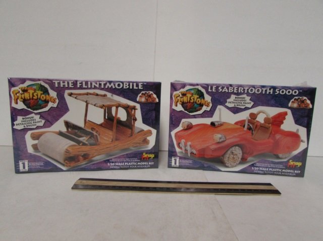 THE FLINTSTONES PLASTIC MODEL KITS (2): THE FLINTSTONES PLASTIC MODEL KITS (2) BOTH ARE IN ORIGNAL PACKAGING, LE SABERTOOTH 5000, & THE FLINTMOBILE